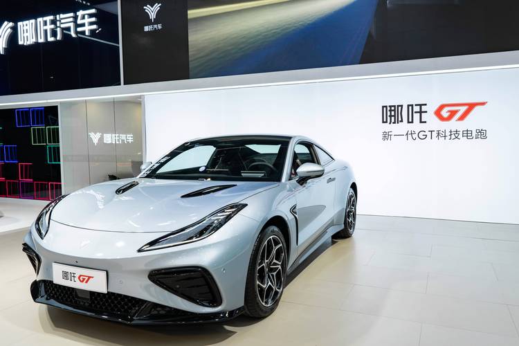 佛山143哪吒汽车在智能汽车领域的表现，领途汽车在新能源汽车市场中的影响力